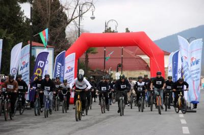 Balakəndə məktəblilər arasında velosiped yarışı keçirilib