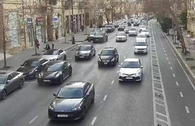 Bakının bir sıra yollarında nəqliyyatın sıxlığı yaranıb
