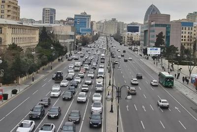 Bakının bir sıra yollarında nəqliyyatın sıxlığı müşahidə olunur