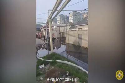 Xətaidə kanalizasiya kollektoru çöküb, bəzi evlərin zirzəmilərinin və həyətyanı sahələrinin su basıb -  VİDEO