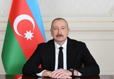 İlham Əliyev yenidənqurmadan sonra açılışı olan Dərbənddəki Azərbaycan Teatrının kollektivini təbrik edib