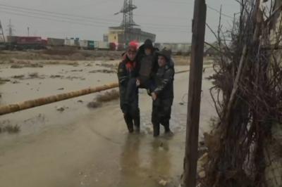 FHN Bakı, Sumqayıt və Abşeronda su basmış ərazilərdən 42 nəfəri təxliyə edib - YENİLƏNİB