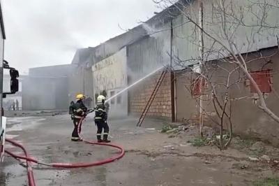 Binəqədi rayonunda anbarda yanğın başlayıb