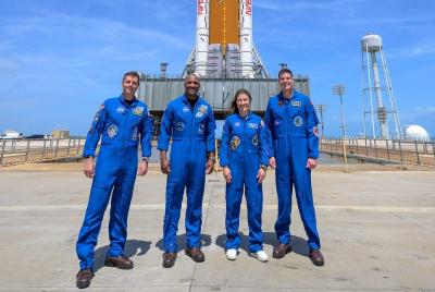 Amerikalı astronavtlar aya uçdular 