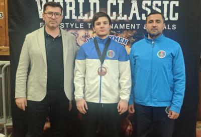 Azərbaycan güləşçisi ABŞ-də bürünc medal qazanıb