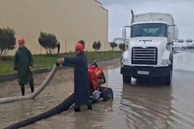 İntensiv yağışlarla əlaqədar fəsadların aradan qaldırılması və suçəkmə işləri davam etdirilir
