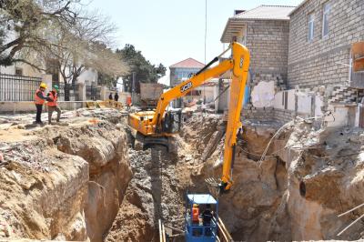 Xətai rayonunda qəzalı kollektorun zədələnmiş hissəsi yenilənir