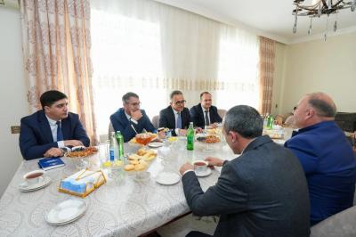Ramin Məmmədov Bərdədə "Seyid Yəhya Bakuvi" təqaüdünün qalibi olan tələbənin ailəsini ziyarət edib