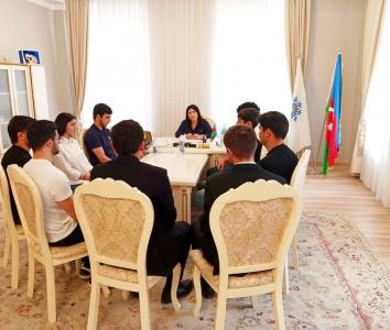 Deputat Elnarə Akimova tələbələrlə görüşdü