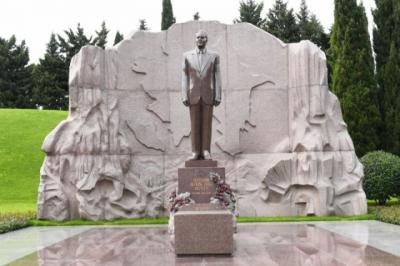 Latviya Prezidenti Ulu Öndər Heydər Əliyevin məzarını ziyarət edib