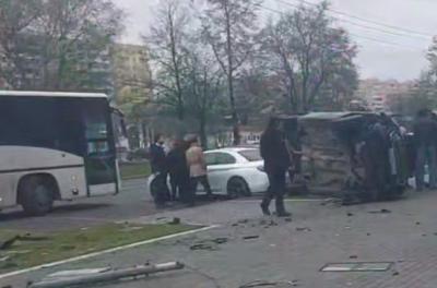 Polisdən qaçarkən avtomobillə 2 qadını vurdu