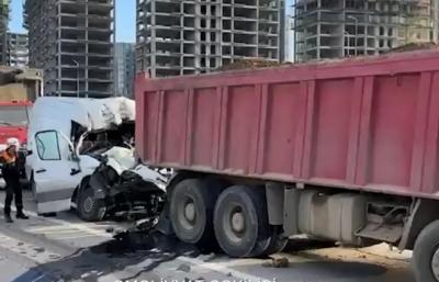 Bakıda yük maşınları toqquşub, sürücü xilas edilib