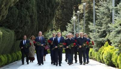 Səhiyyə nazirliyinin rəhbər heyəti Zərifə Əliyevanın məzarını ziyarət edib