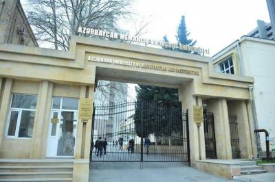 Memarlıq və İnşaat Universitetinin həyətində taxta tullantıları yanıb