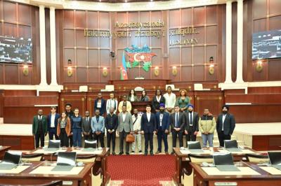 Beynəlxalq gənclər forumunun bir qrup iştirakçısı Milli Məclisdə olub