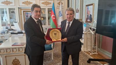 ​​​​​​​İsa Həbibbəyli Girne Amerikan Universitetinin rektoru ilə görüşüb