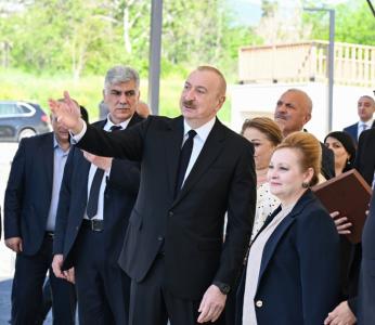 Prezident Zəngilan şəhərindəki ilk yaşayış kompleksinə köçən ailələrlə görüşüb