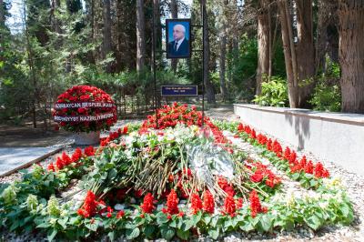 Xalq yazıçısı Elçinin məzarı ziyarət olunub