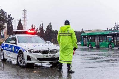 Yol Polisi əlverişsiz hava ilə bağlı sürüclərə xəbərdarlıq edib