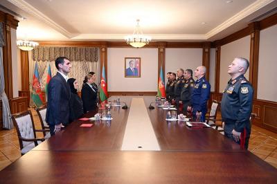 Müdafiə naziri Milli qəhrəmanların ailələlərinə medallar təqdim edib