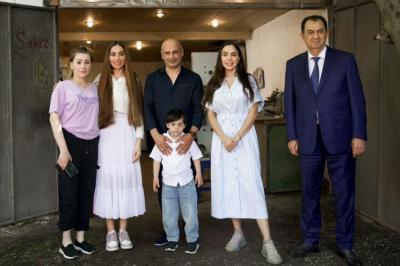 Leyla Əliyeva və Arzu Əliyeva Lənkəranda yerli sənətkarın yaradıcılığı ilə tanış olublar