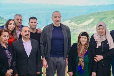 Prezident İlham Əliyev Şuşanın Böyük Qaladərəsi kəndində görülən işlərlə tanış olub, sakinlərlə görüşüb - YENİLƏNİB