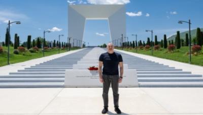 Prezident İlham Əliyev Xankəndi şəhərində Zəfər tağının önünə gül dəstələri düzüb