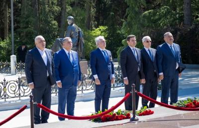 AZAL kollektivi və mülki aviasiyanın digər nümayəndələri Fəxri xiyabanı ziyarət edib