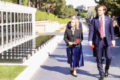 ABŞ Dövlət katibinin köməkçisi Şəhidlər xiyabanını ziyarət edib