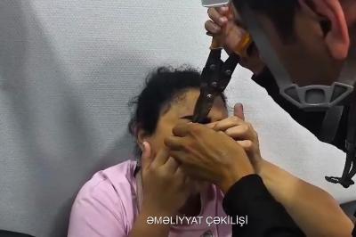 Göz qapağı geyiminin zəncirbəndinə ilişən qadına köməklik göstərilib -  FHN
