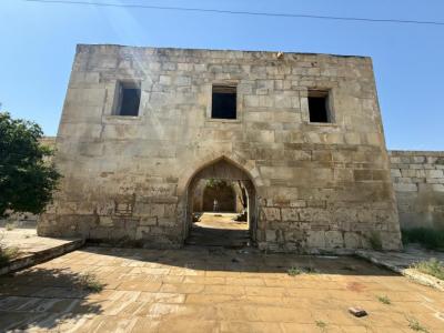 Tarixi karvansaraya qanunsuz müdaxilənin qarşısı alınıb