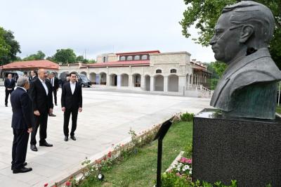 Prezidentlər İlham Əliyev və Sərdar Berdiməhəmmədov Şuşada işğal dövründə güllələnmiş büstlərə baxıblar