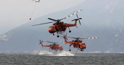 Yunanıstanda helikopter gölə düşdü