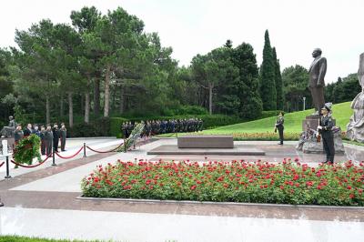 Müdafiə Nazirliyinin rəhbər heyəti Fəxri Xiyaban, Zəfər parkı və Hərbi Memorial Məzarlığı ziyarət edib