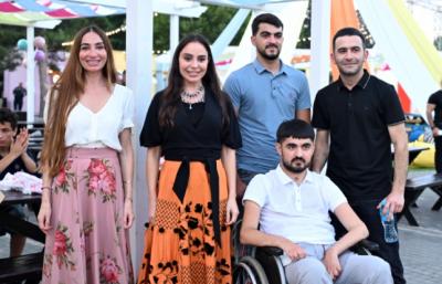 Leyla Əliyeva və Arzu Əliyeva “CandyFest” yay festivalını ziyarət edib və “Sehrli mirvari” su sirki şousunu izləyiblər