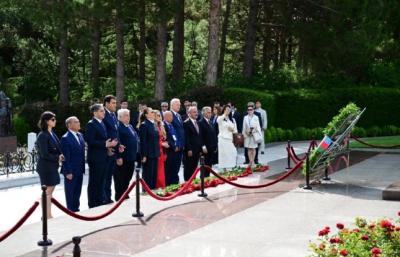 Birinci Türkoloji Qurultayın 100 illik yubiley tədbirinin iştirakçıları Fəxri xiyabanı ziyarət edib
