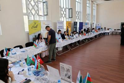 İçərişəhərdə əmək yarmarkası keçirilib, 322 aktiv iş yeri təqdim edilib