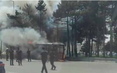 Bakıda avtovağzalın yaxınlığında avtobus yanıb