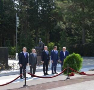 XİN-in rəhbər heyəti Fəxri xiyabanı ziyarət edib