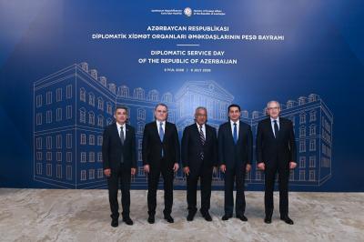 Diplomatların peşə bayramı münasibətilə Gülüstan sarayında rəsmi qəbul keçirilib