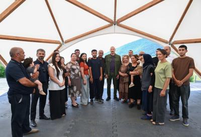 Prezident Şuşanın Kiçik Qaladərəsi kəndində görülən işlərlə tanış olub və kəndə qayıdan sakinlərlə görüşüb -  YENİLƏNİB