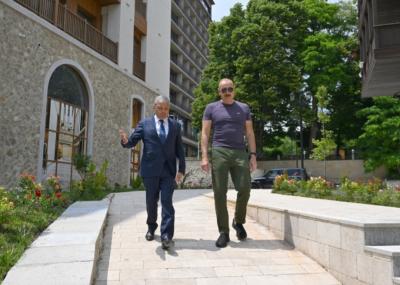 Prezident İlham Əliyev Şuşanın Qarabağ küçəsində həyata keçirilən işlərlə tanış olub