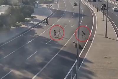 Bakıda piyadaları vurmamaq üçün manevr edən motosiklet sürücüsü xəsarət alıb