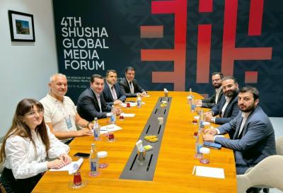 Hikmət Hacıyev IV Şuşa Qlobal Media Forumunda 3 ölkənin nümayəndələri ilə görüşüb