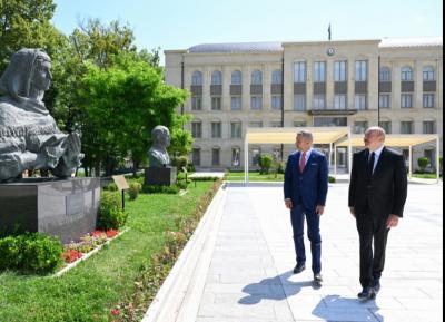 Prezidentlər İlham Əliyev və Peter Pelleqrini Şuşada Azərbaycanın tanınmış şəxsiyyətlərinin işğal dövründə güllələnmiş büstlərinə baxıblar