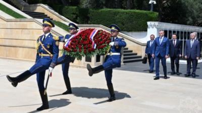 Slovakiya Prezidenti Bakıda şəhidlərin xatirəsini anıb