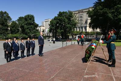Ceyhun Bayramov Moskvada "Naməlum əsgər" məzarını  ziyarət edib