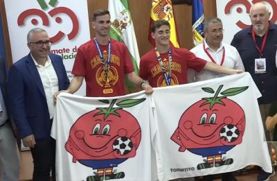 Dünya çempionlarına pomidor hədiyyə etdilər